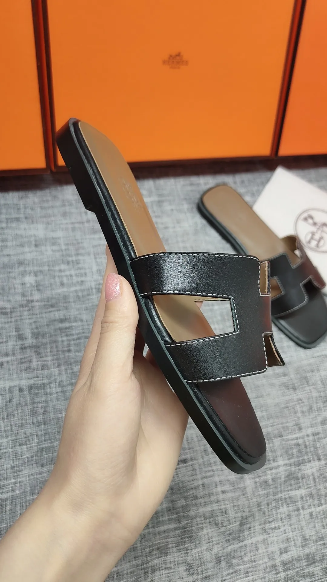 👟👟Ex-factory price 480👟👟 Women's shoe factory Hermes💖The latest official website is updated at the same time. The upgraded version of the high-quality slippers is made 1:1. Fabric: Made of counter cowhide fabric. Inner feet: Customized sheepskin [oversea order. The outsole is made of simulated leather non-slip rubber outsole. Regardless of the version or workmanship, it is the king of rubber soles. Color: black, white, brown. 3 colors in total. Code number 35---40 flat bottom